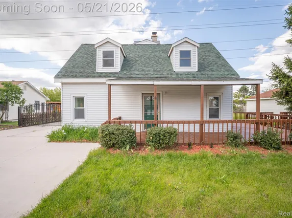 420 Wellsboro St, Walled Lake, MI 48390