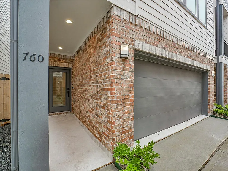 760 W Donovan St — Photo 3