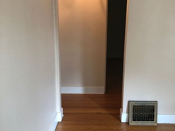 2nd image of 206 E Avenue D