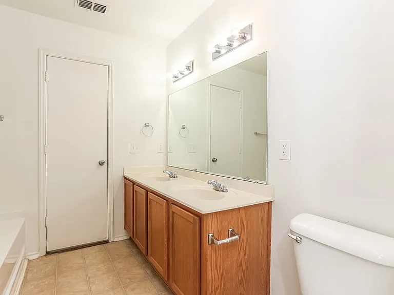 1421 Krista Dr — Photo 11