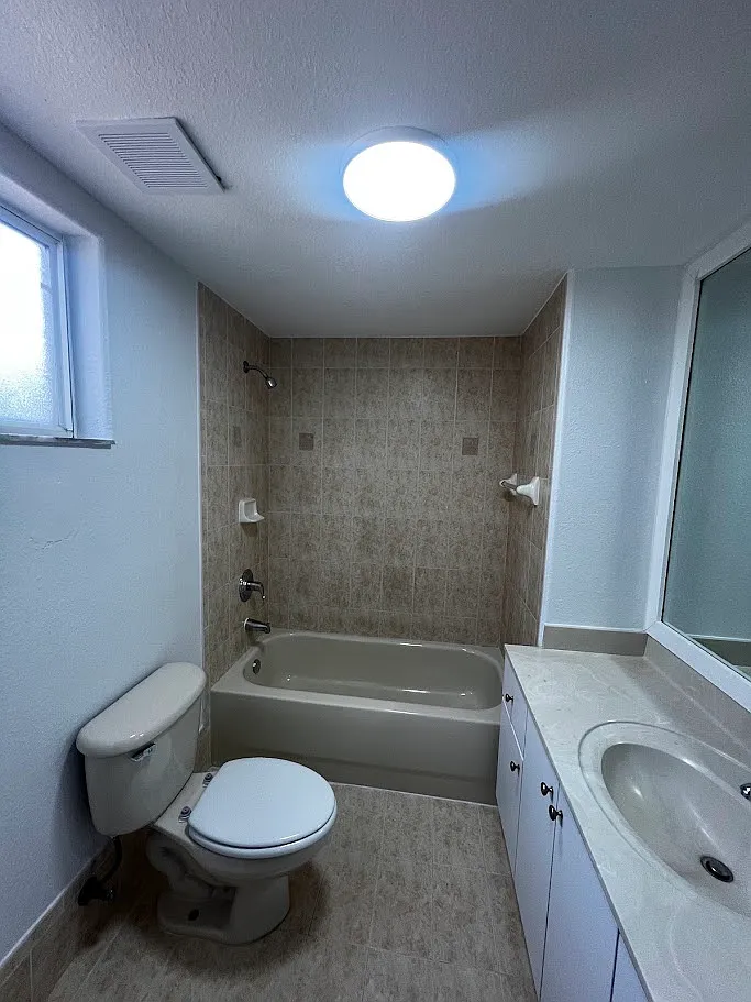 Spacious 3/2 First-Floor Condo with Private Patio Miami Lakes/Country Club — Photo 2