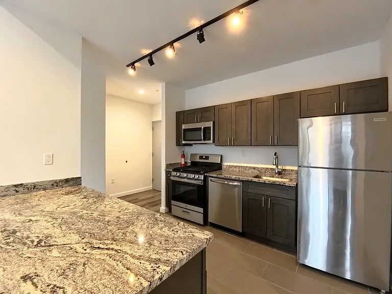 100 Evergreen Pl #4C — Photo 6