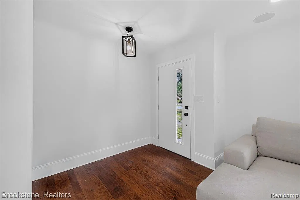 4 bed, 2.5 bath, 2350 sqft, $2,900 — Photo 3