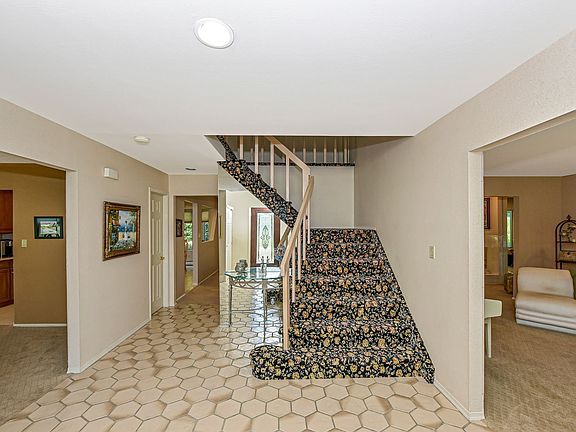 4th image of 80 Stonehurst Ln