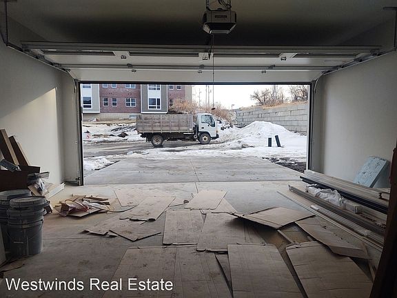 4th image of 270 Adams St