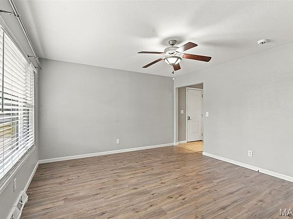 3rd image of 55 Country Place Ln
