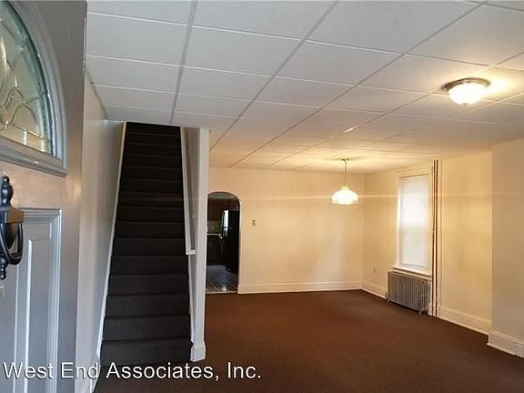 5th image of 405 E 9th St