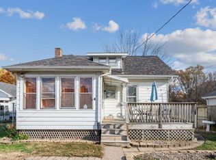 822 28th St, Bettendorf, IA 52722