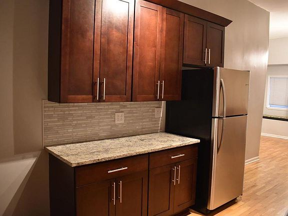 5th image of 1250 N Greenview Ave #1F