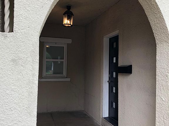 Covered front porch with loverly archway