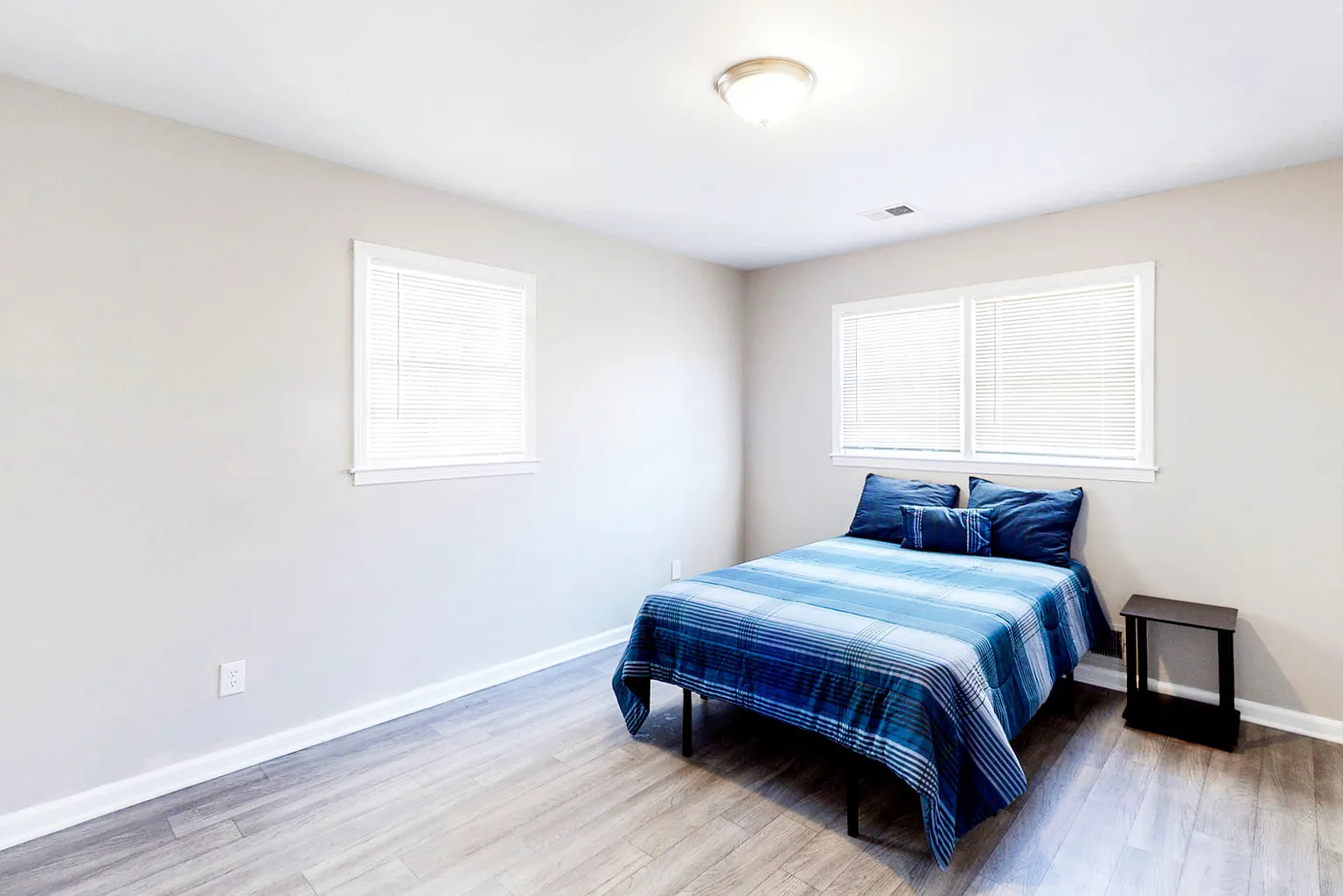 4 bed, 3.0 bath, 2200 sqft, $728 — Photo 1