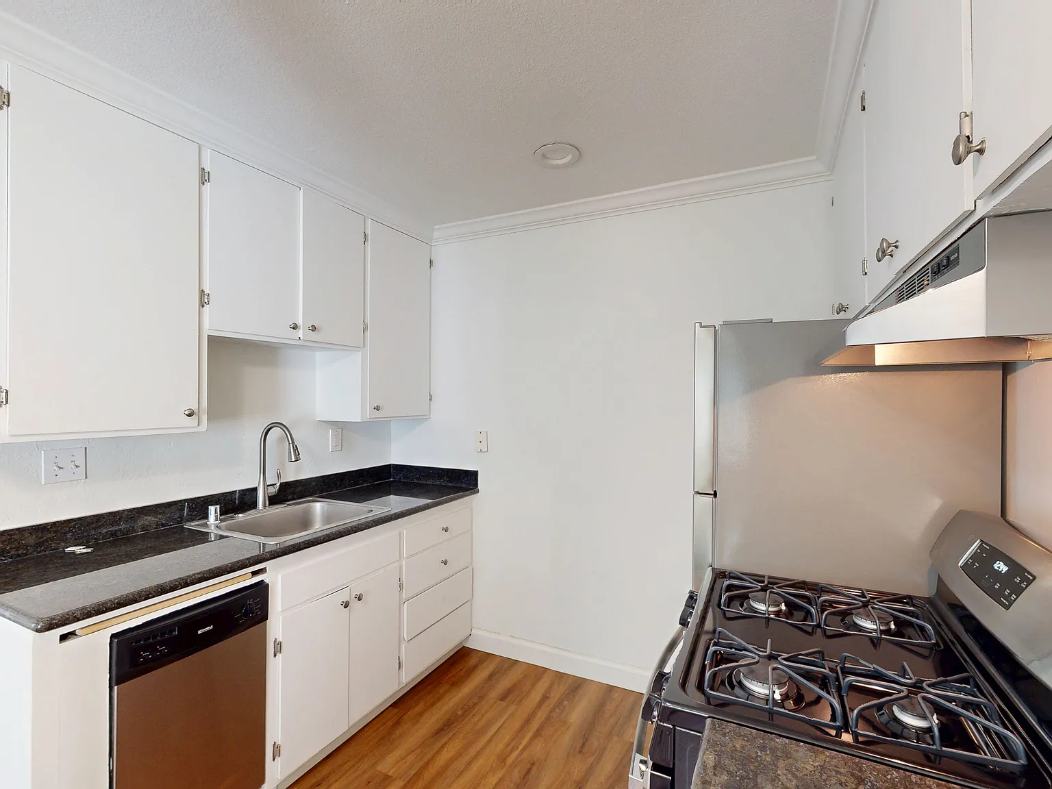Spacious 2BR/1.5BA Apartment with Parking Included Pet Friendly — Photo 2