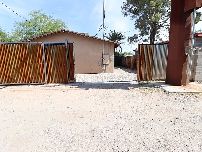 1020 E Silver St — Photo 7