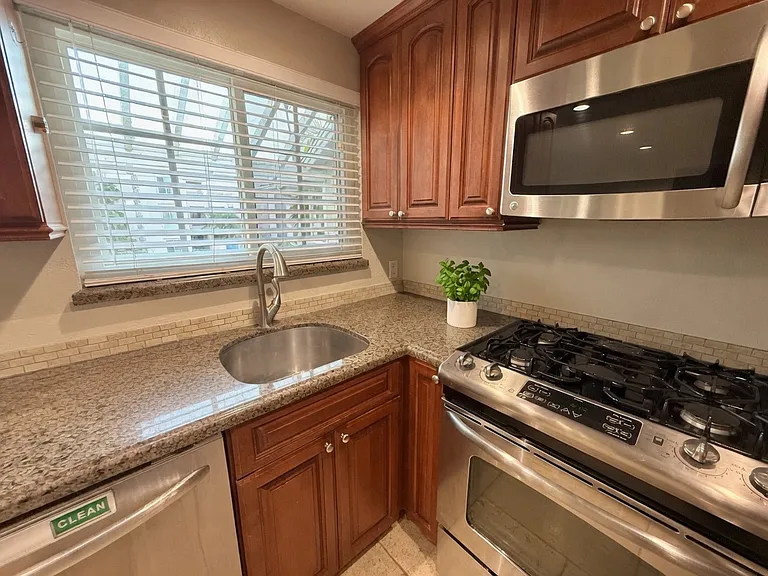400 N Myers St N #10 — Photo 8