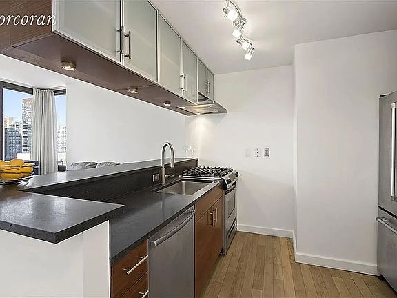 4th image of 225 W 60th St #Ph1c