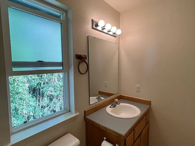 1622 W Broadway — Photo 10