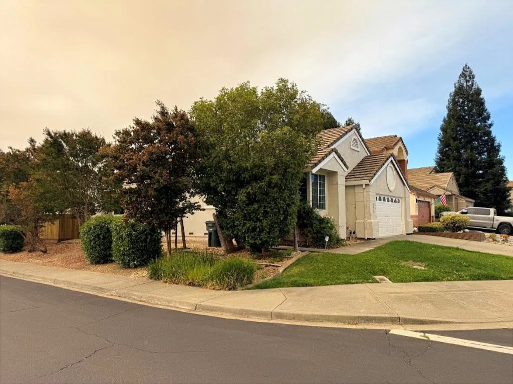 3 bed, 1312 sqft, $2,995 — Photo 4