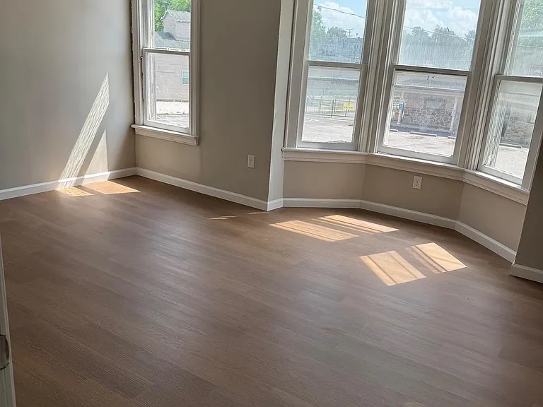 231 Roosevelt Ave — Photo 15