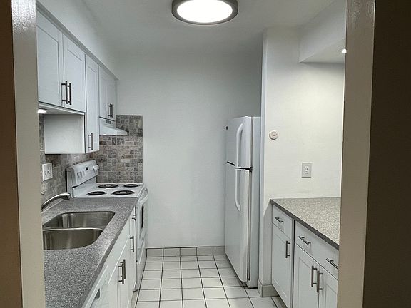 2nd image of 506 Zahn Dr #B