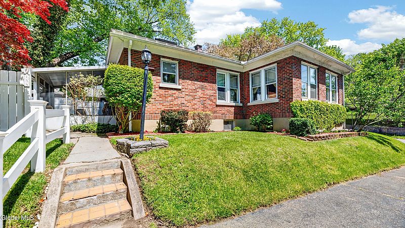 4th image of 158 Brookside Avenue