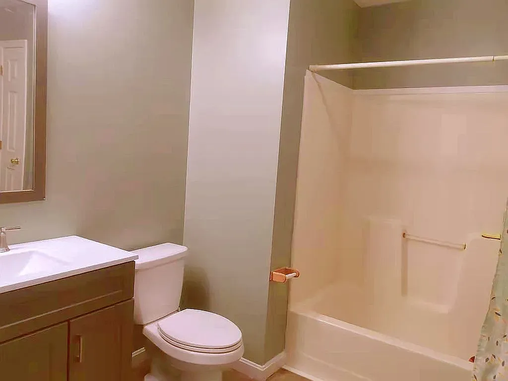 4 bed, 2830 sqft, $1,100 — Photo 4