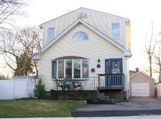 76 Balcom Rd, Farmingdale, NY 11735