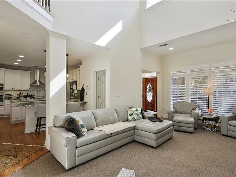 1510 Liberty Ln — Photo 5