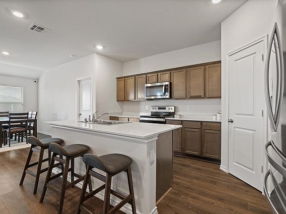 5th image of 808 Watermill Rd