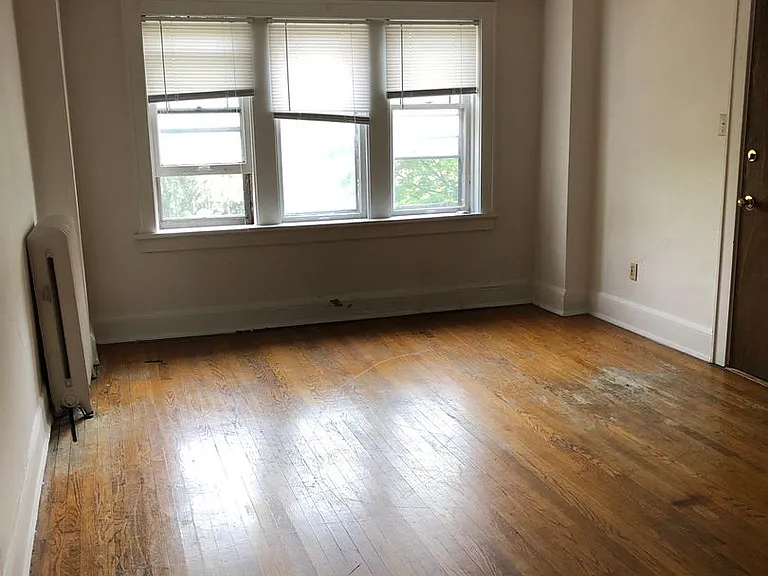 Newport Manor — Photo 30