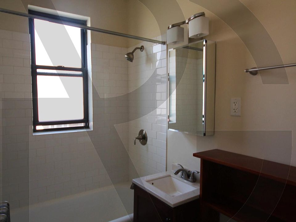 2nd image of 4614 N Paulina St #2TWEVLE