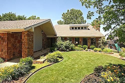 Landscaped entryway