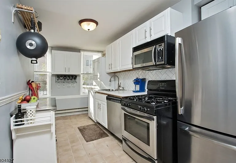 120 Monroe St #3R — Photo 2
