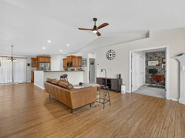 8106 W Penny Ln — Photo 4