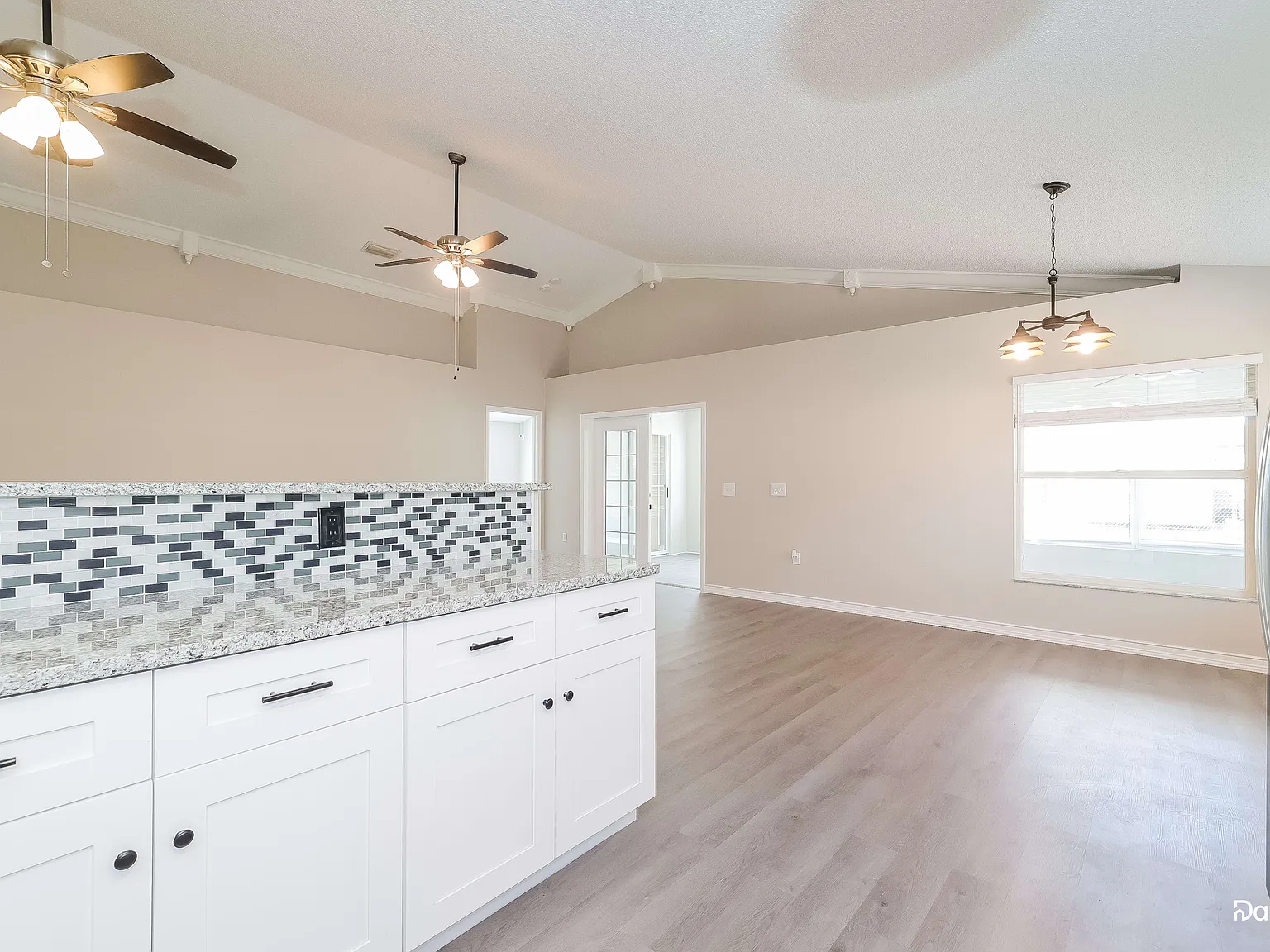 3 bed, 2.0 bath, 1638 sqft, $2,015 — Photo 4