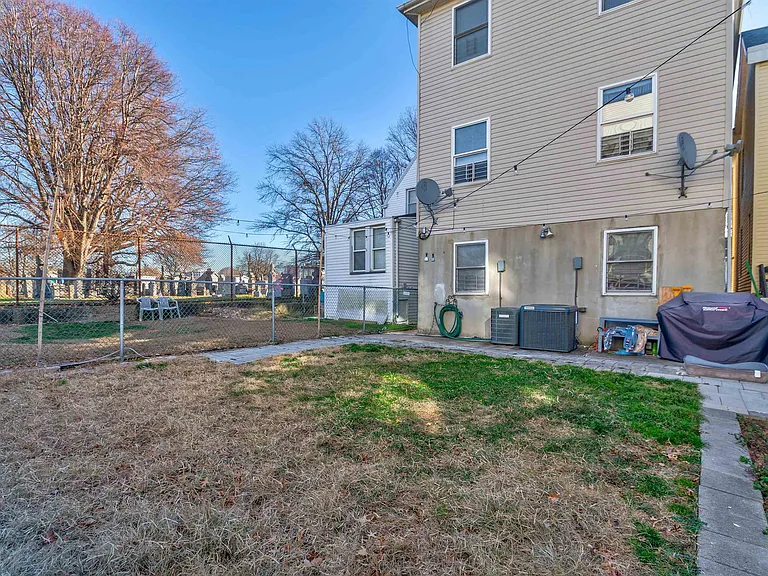 225 Belvedere Dr #1 — Photo 16