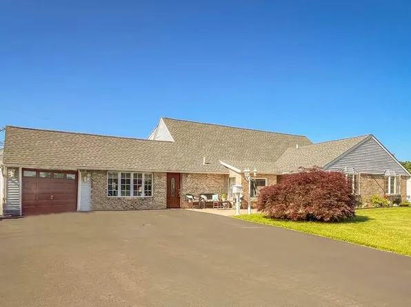 50 Rose Apple Rd, Levittown, PA 19056