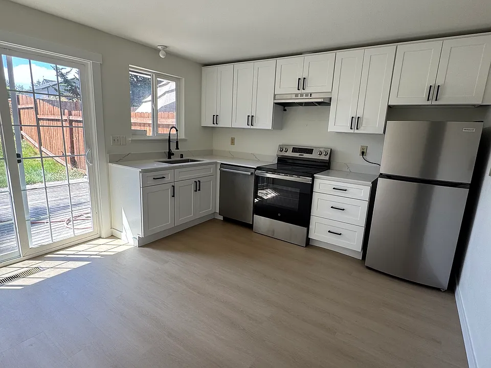 12102-12104 29th St E