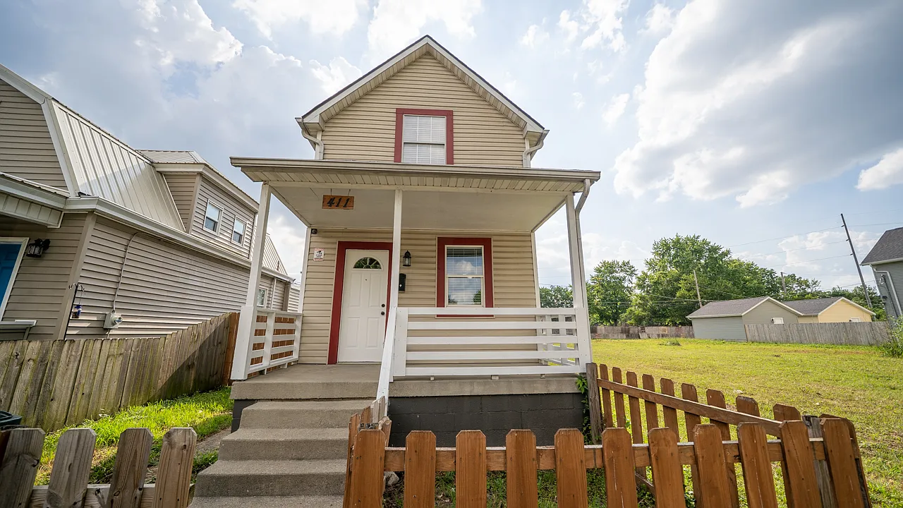 2 bed, 784 sqft, $1,300 — Photo 1