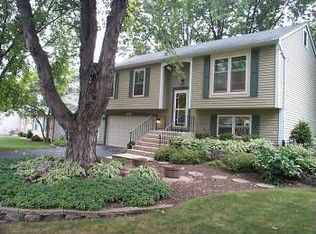1015 Brentwood Pl, Geneva, IL 60134