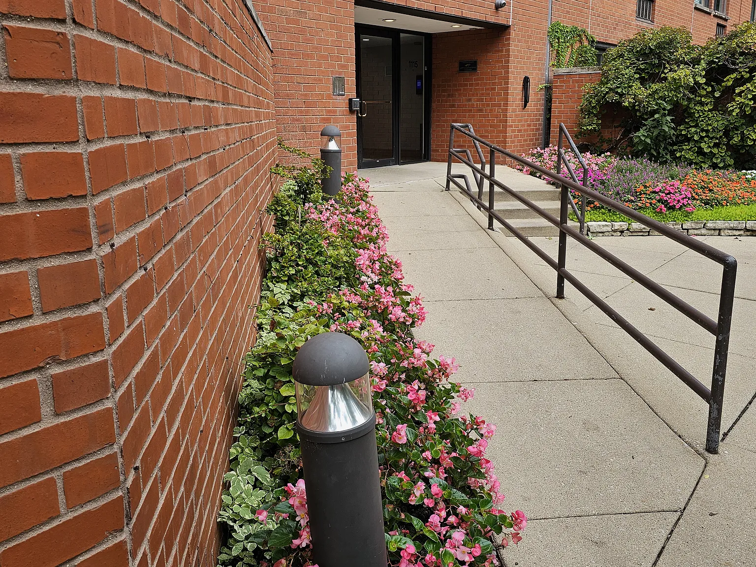 3 bed, 1750 sqft, $4,350 — Photo 2