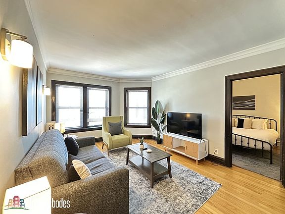 2nd image of 1911 W Larchmont Ave #2