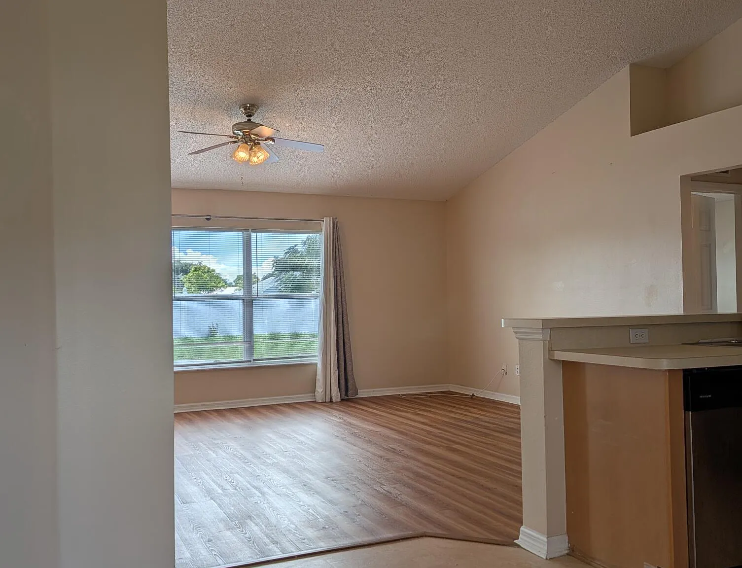 3 bed, 2.0 bath, 1556 sqft, $1,850 — Photo 4