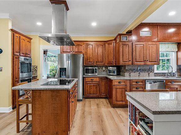 2nd image of 106 Roxbury Ct