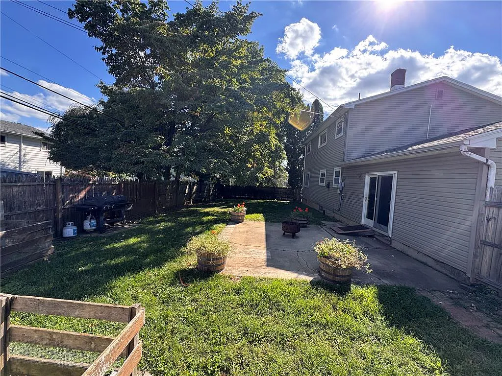 4 bed, 2398 sqft, $2,695 — Photo 2
