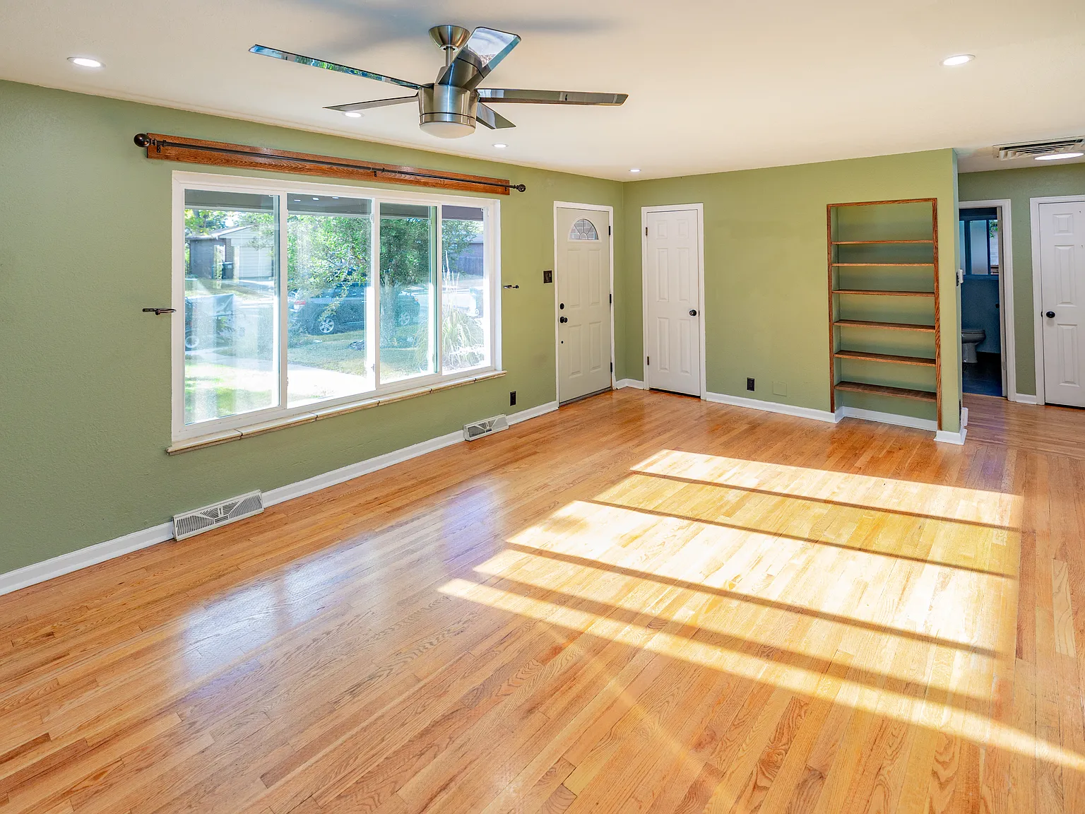 4 bed, 2074 sqft, $2,950 — Photo 4
