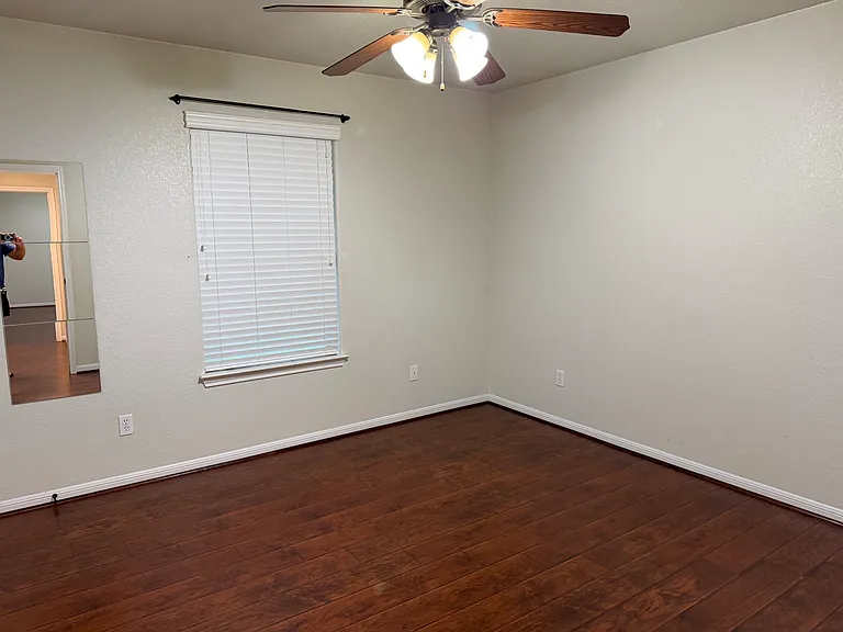 621 S Roy Reynolds Dr — Photo 29