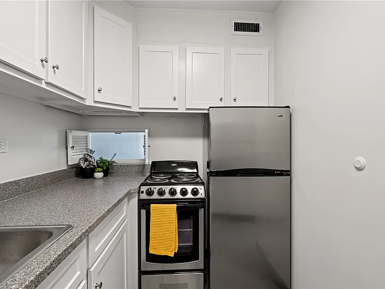 112 Washington Pl #4J — Photo 15