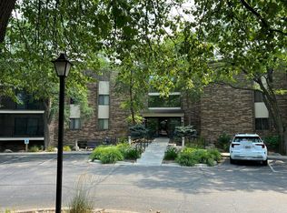 10441 Greenbrier Rd, Minnetonka, MN 55305