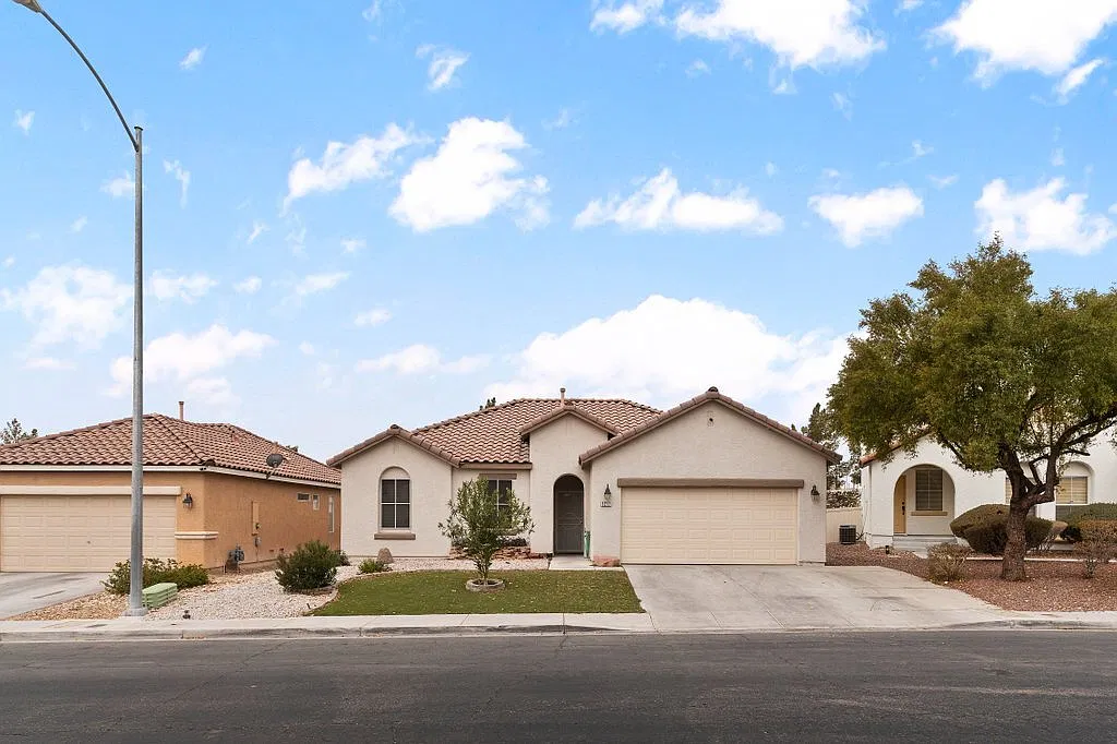 3 bed, 2.0 bath, 1198 sqft, $2,200 — Photo 2