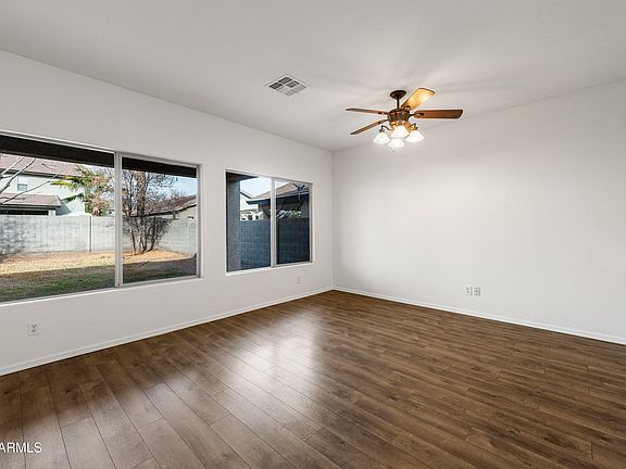 5th image of 826 E BRADSTOCK Way
